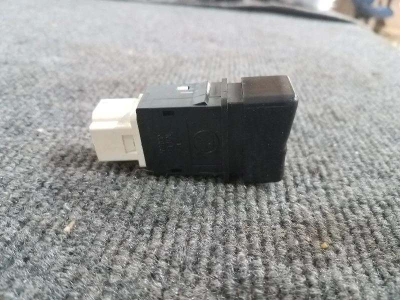 Interruptor descongelador del parabrisas delantero Subaru Forester 2001 Foto 2 de 4