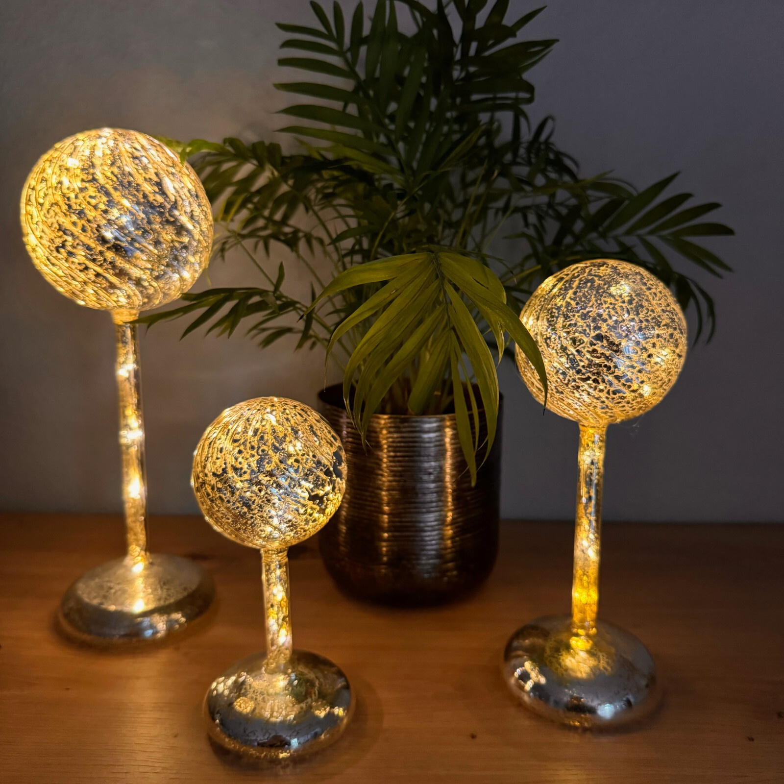 3 Glaskugeln mit Standfuß, LED-Lichterkette & Timer - Deko Stimmungslicht Silber