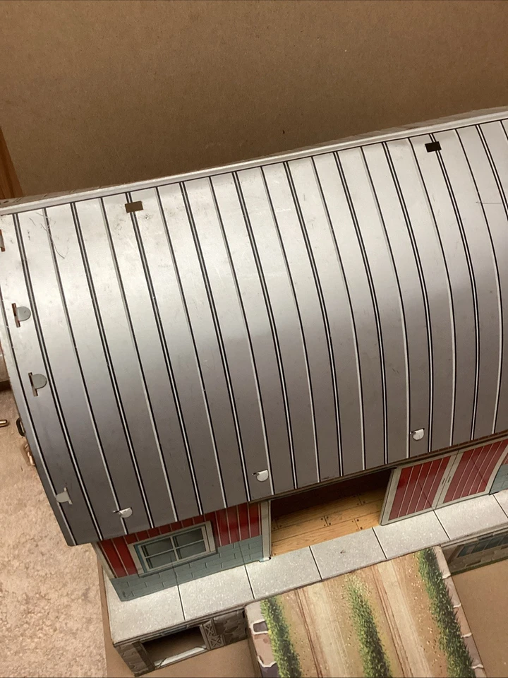 Vintage Later Version Marx Lithographed Tin Barn Silo Ramp Feed Box - Image 3 of 4