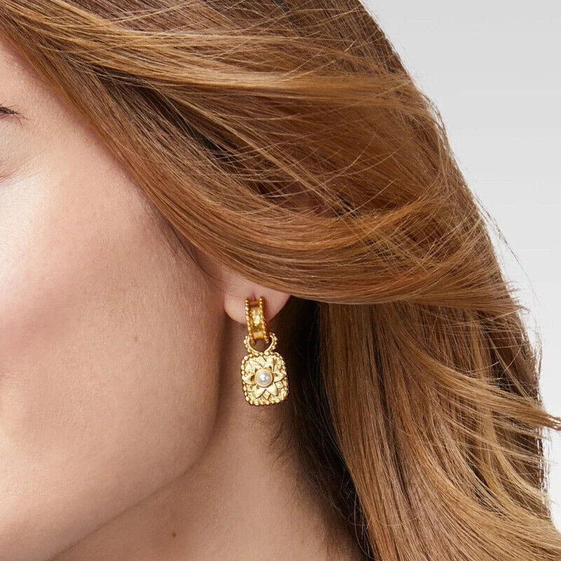 Pendientes Julie Vos Oro Marbella Cuadrado Concha Perlas Agua Dulce Elegancia Foto 4 de 4