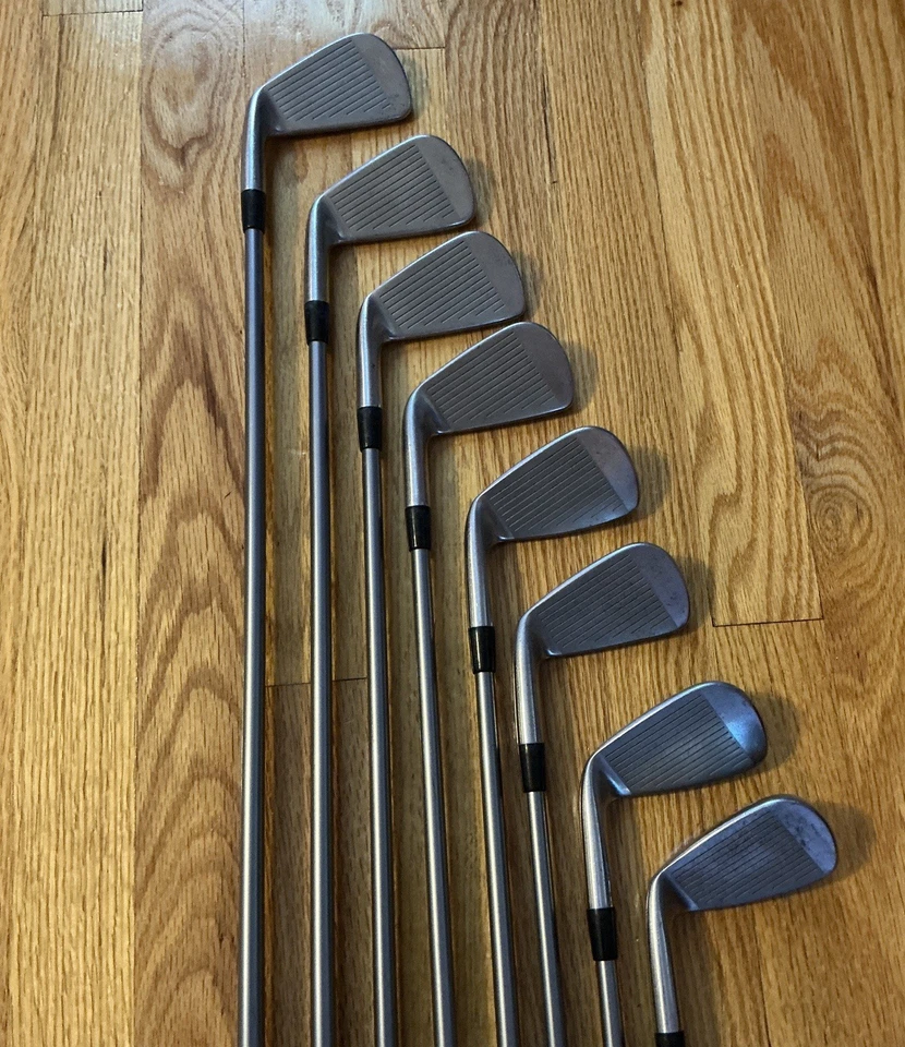 Juego de ejes de grafito regulares diestro de hierro forjado Titleist 704 CB 3-PW Titleist 3980 Foto 2 de 4