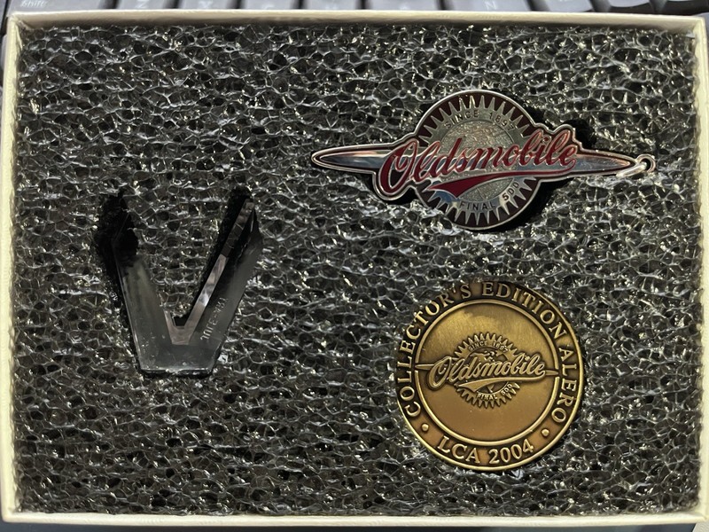 Oldsmobile Final 500 Alero Commemorative Coin And Key Chain Set
