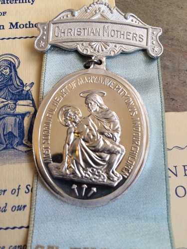 Christian Mothers Medal,Ribbon, Booklet and Membership Certificate Nebraska - Picture 3 of 8