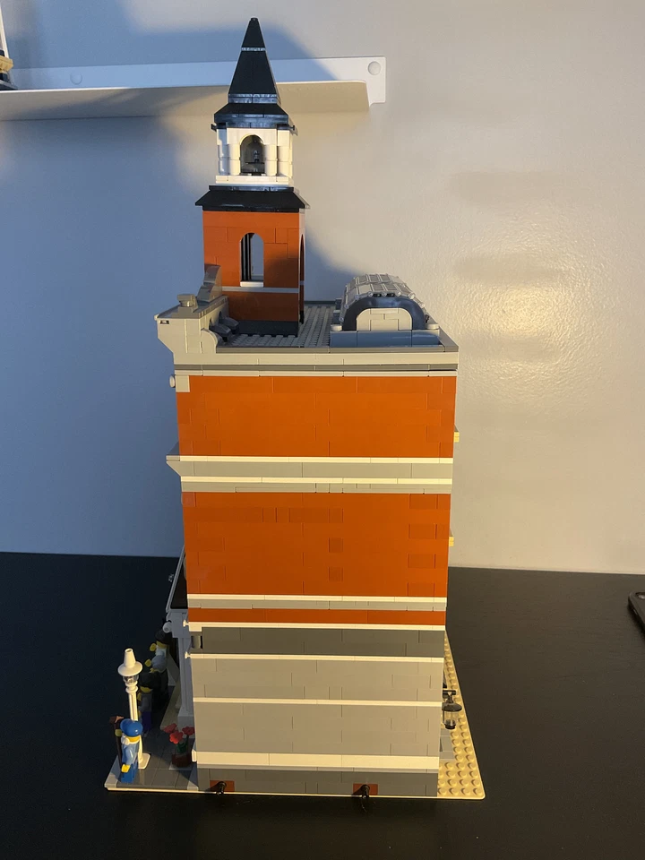 LEGO Modular Buildings 10224 Town Hall, photo 2 sur 5