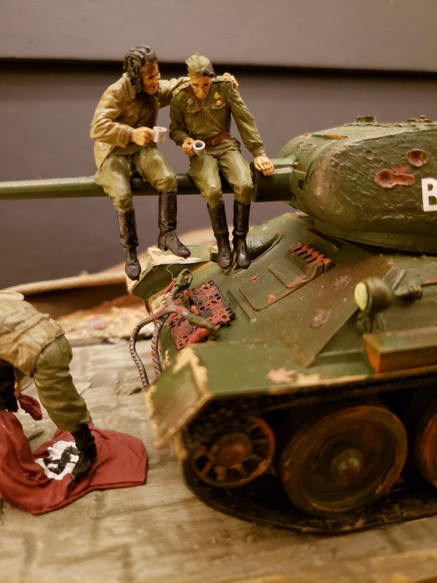 1/35 pro built plastic model kit diorama ww2 USSR T34/85 ,original