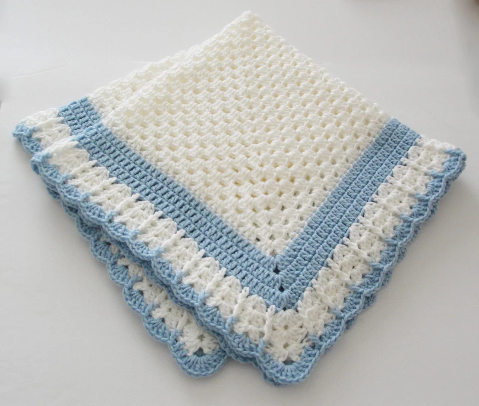 Manta y sombrero lavables de ganchillo Just Right4 Baby blanco con azul 35"x35" Foto 4 de 4