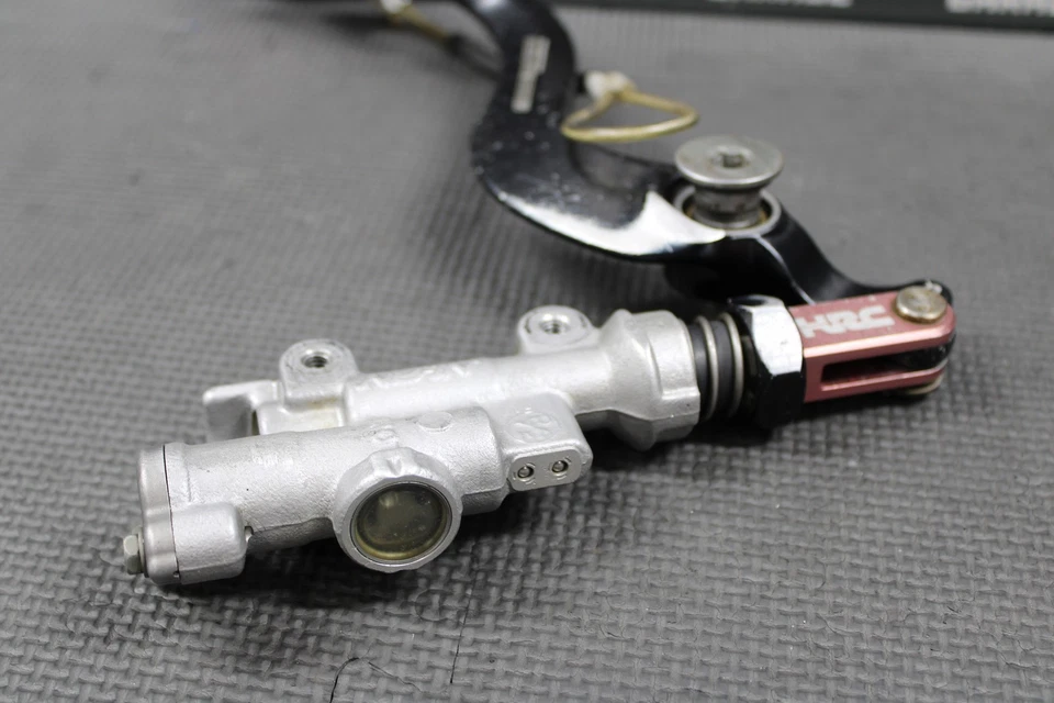 Honda 05-12 CRF450R 2012 OEM NISSIN FRENO TRASERO CILINDRO MAESTRO CON HRC hendidura Foto 4 de 4