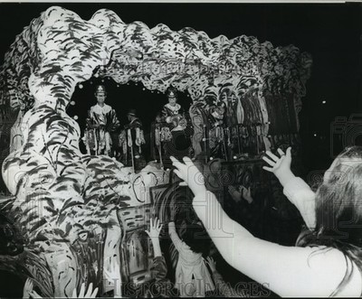 1973 Press Photo Carnival Parade- Hands reach out to float in Alpheus float.