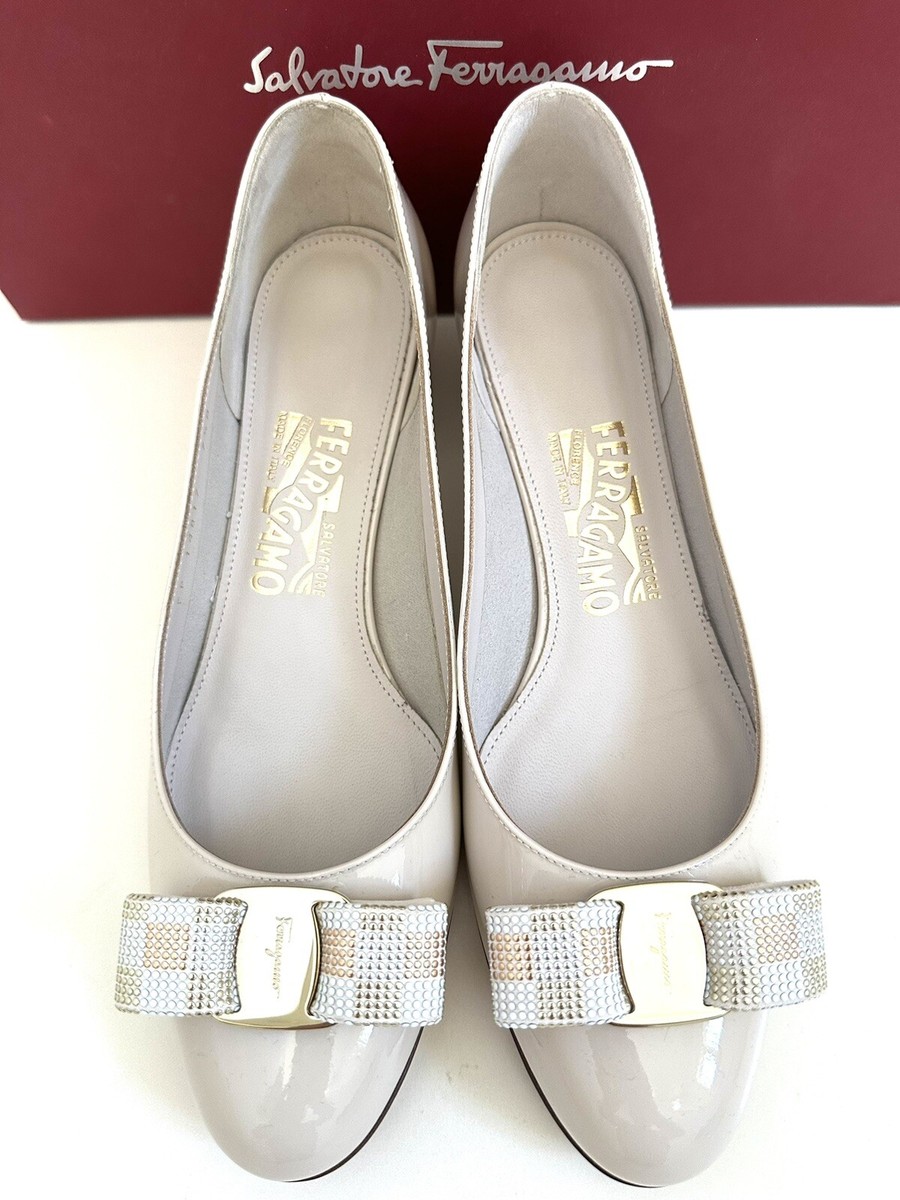 NEW AUTH SALVATORE FERRAGAMO VARA NUDE PATENT LEATHER GOLD BOW