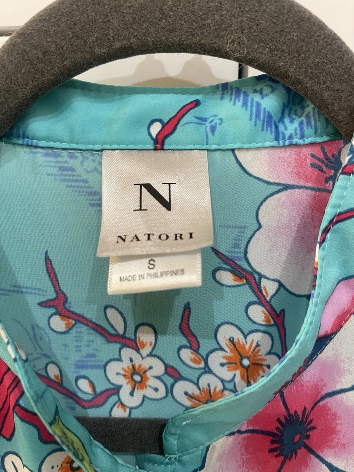 Conjunto de pijama sedoso NATORI verde azulado tropical talla S estampado floral cuello mandarín usado en excelente estado 2 piezas Foto 3 de 4