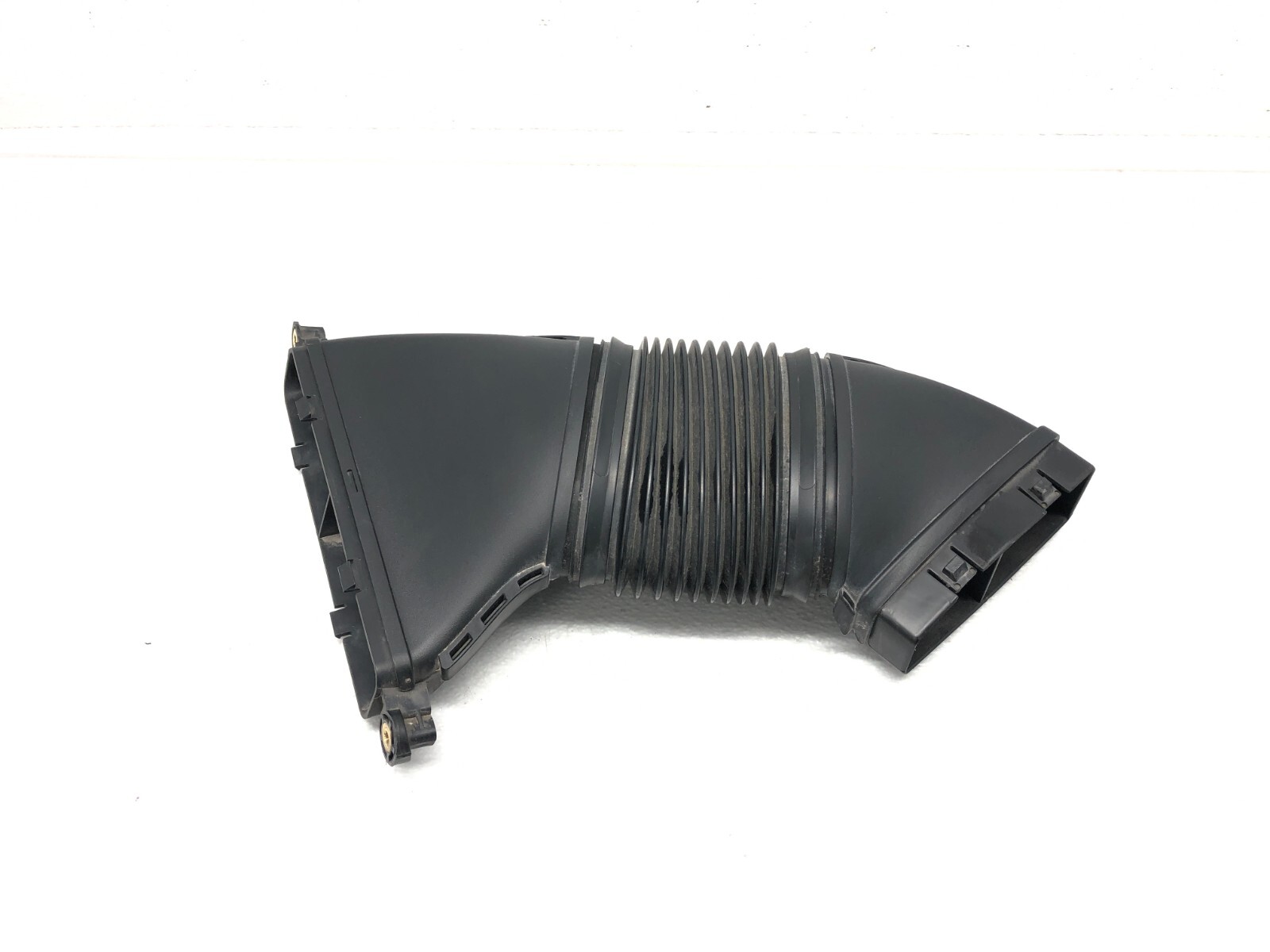2017-2020 MASERATI LEVANTE LEFT DRIVER FRONT AIR CLEANER INTAKE HOSE TUBE OEM