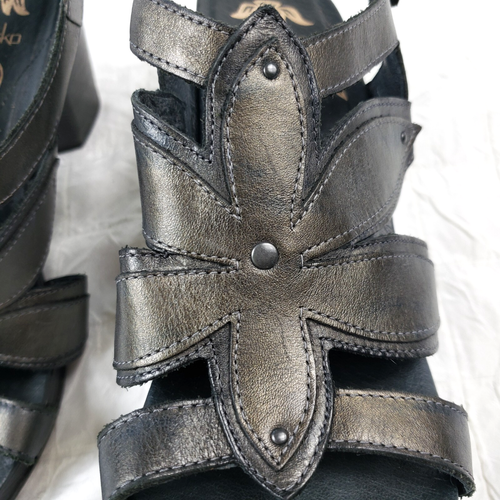 Sandalo donna Dansko Nina taglia 10,5 EU41 metallo grafite fiore punta aperta tacco - Foto 3 di 15