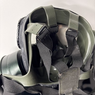 Genuine Issue US Military M40 Gas Mask (Medium) w/Carrier Bag