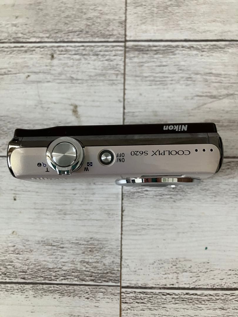 Nikon COOLPIX S620 Digital Camera Silver with Charger, Cable