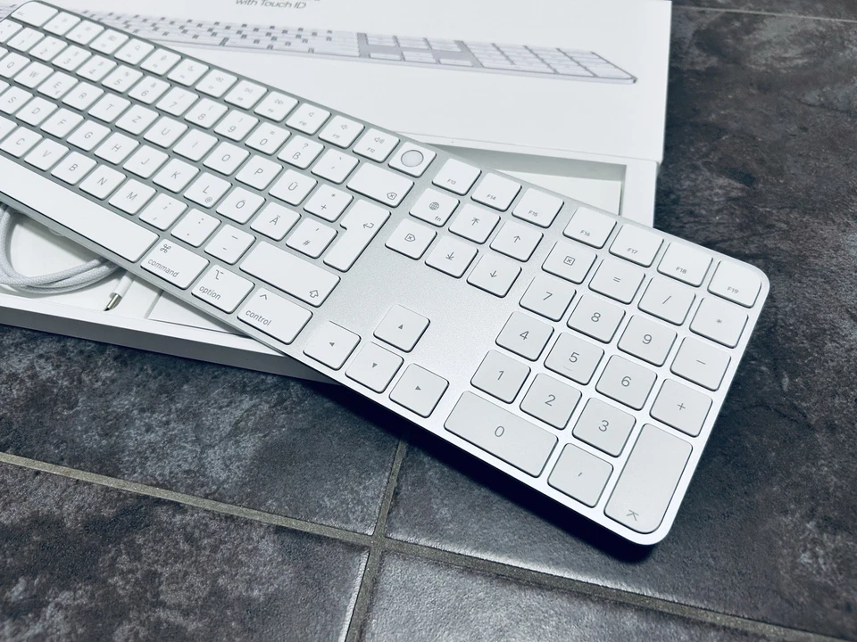 Apple Magic Keyboard mit Ziffernblock Touch ID neuwertig inkl. Ladekabel und OVP - Bild 4 von 4