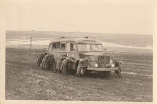Photo soldat allemand WW2 pousse un autocar embourbé 7398