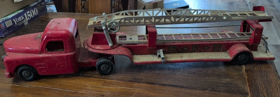 Vintage Structo SFD Fire Truck Engine Extension Hook & Ladder pressed steel - Image 3 of 4