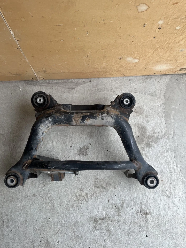 Оригинальный подрамник дифференциала задней подвески 2001-2006 BMW E46 323i, 325i, 330i - Изображение 2 из 2