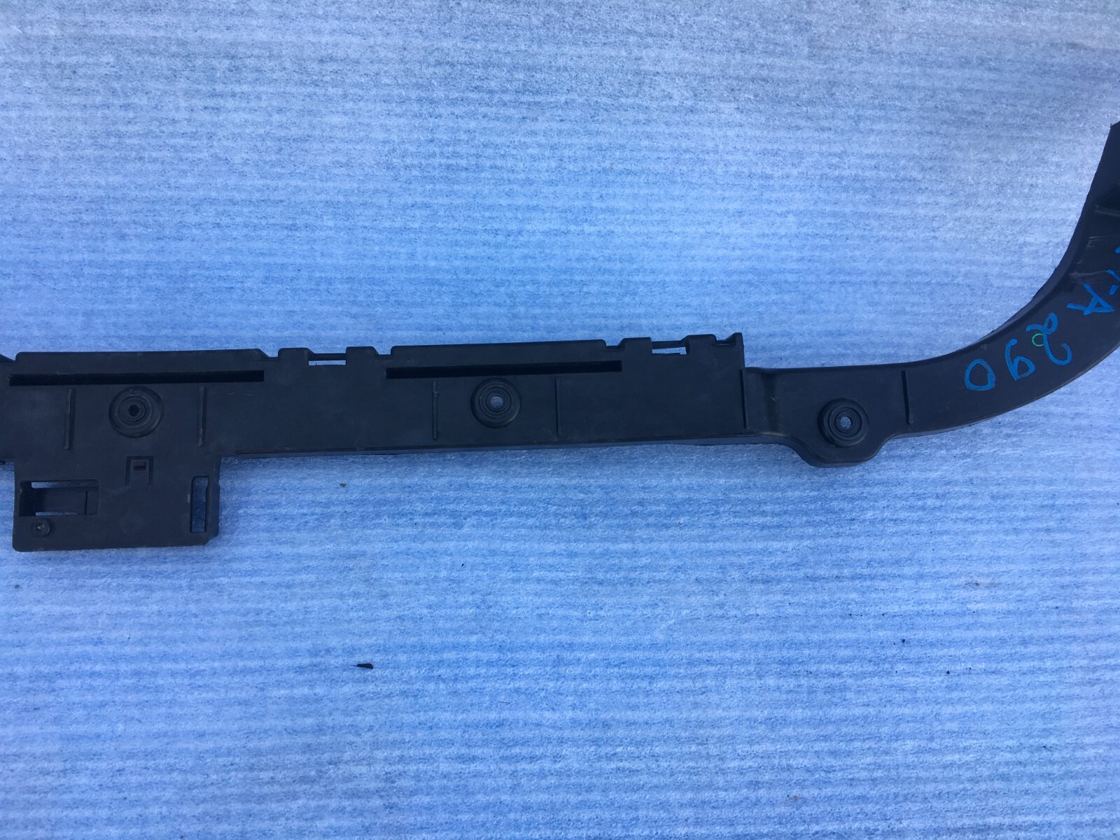 2013-2016 Maserati Quattroporte rear bumper center support bracket OEM