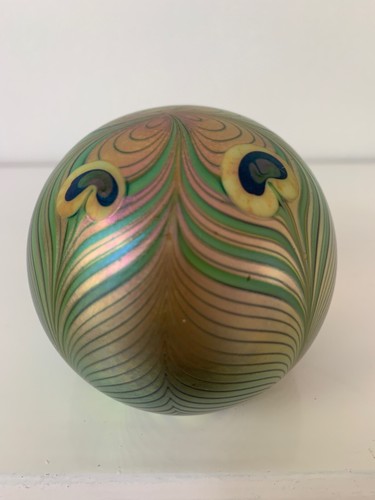 Orient & Flume Paperweight Iridescent Peacock Feather Pulls Signed & Dated 1980 - Picture 16 of 20