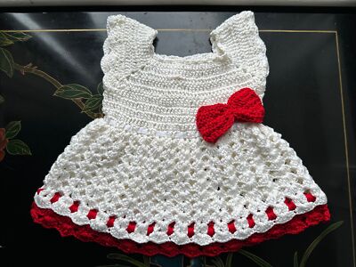 Handgefertigtes gehäkeltes Baby weißes Kleid 9-12 Monate