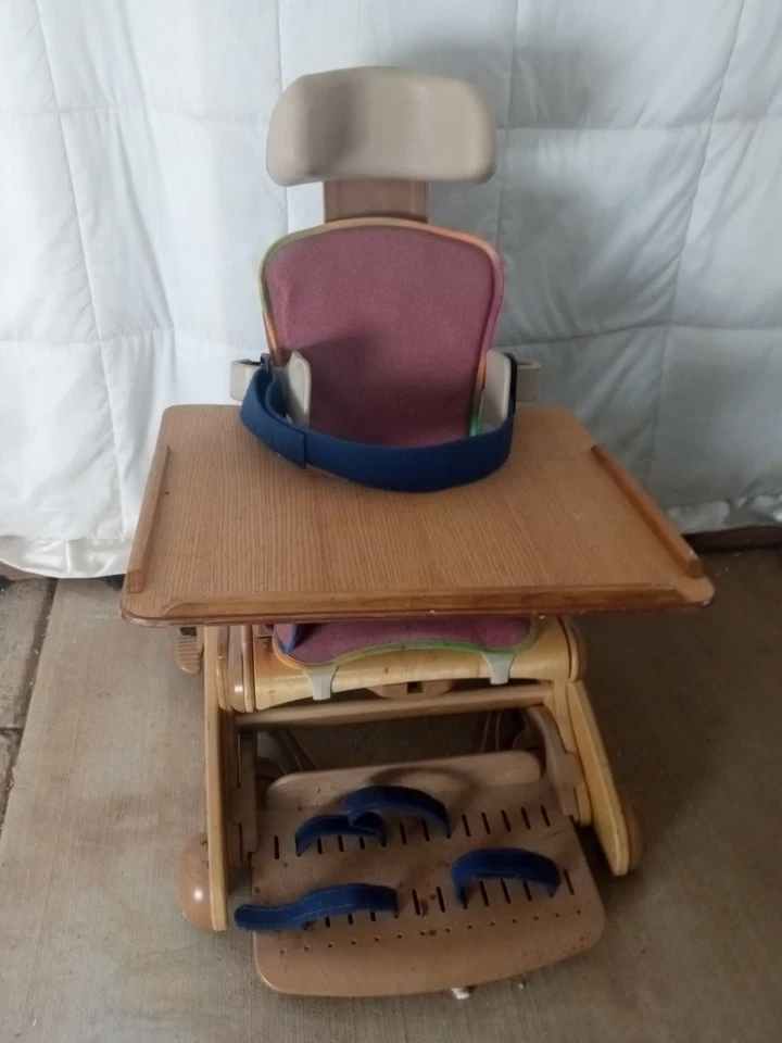 Silla de posicionamiento asistida adaptativa para niños Rifton necesidades especiales escritorio enrollable Foto 3 de 4