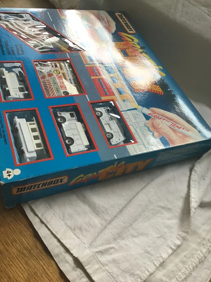 MATCHBOX GRAFFIC CITY GF-170 GIFT SET - COMPLETE - Image 2 of 4