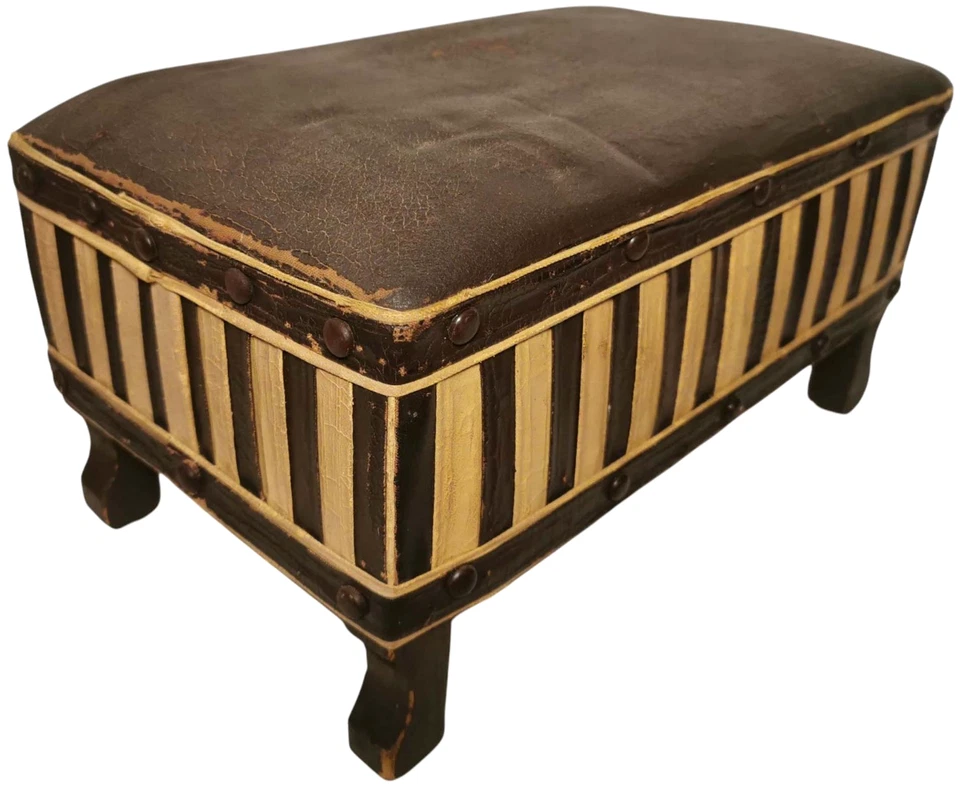 РЕДКАЯ LT 19-ГО-РАННЕГО 20-ГО C КОЖАНАЯ ОБЕРНУТАЯ, В ТОНКУЮ ПОЛОСКУ ДЕРЕВЯННАЯ ТАБУРЕТКА ДЛЯ НОГ С ПОДУШКОЙ - Изображение 3 из 4