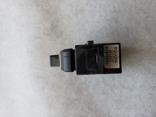 Genuine GM window switch part number 10438814 - Picture 4 of 4