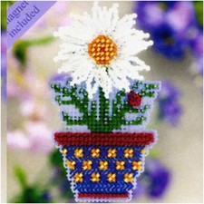 BloomStitch White Daisy Magnet Kit - Embroidery Delight for Your Fridge 