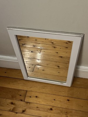Weiß gerahmter Glasspiegel ein kleiner Farbabplatzer Wandbehang sehr guter Zustand 55 x 40 cm