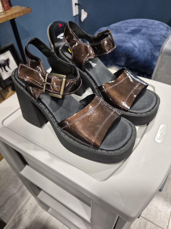 Free People Glossy Brown Platform Sandals Heels Size 5 EU 37 Chunky