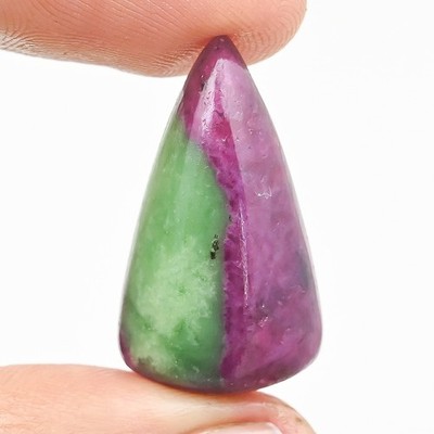 Handmade 32.50Cts Natürlich{er} Rubin in Zoisit Cabochon Tropfen 16x28x8mm