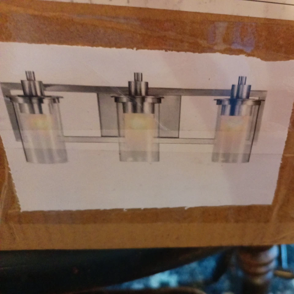 Lámpara de tres luces Trans Globe de níquel cepillado número de modelo 20043 nueva con etiquetas al por menor... Foto 3 de 3