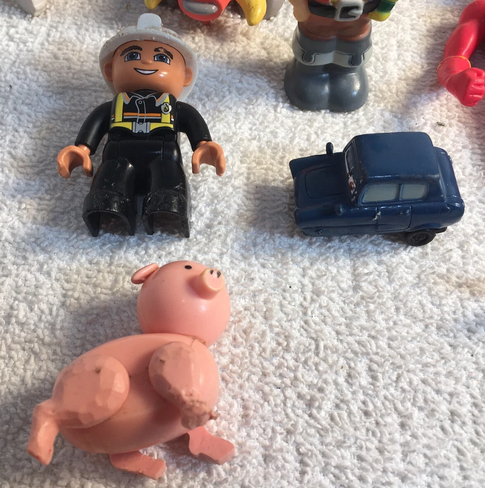 19 estatuillas vintage Toys cuenta con un Bob Esponja, un R2D2, pez azul Foto 2 de 4