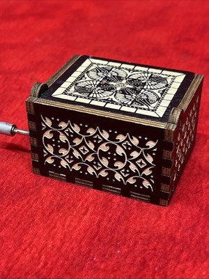 THE NIGHTMARE BEFORE CHRISTMAS HAND-CRANKED SMALL MUSIC BOX (h52)