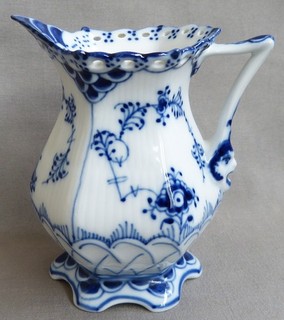 ROYAL COPENHAGEN MILCHKÄNNCHEN 1032 MUSSELMALET VOLLSPITZE