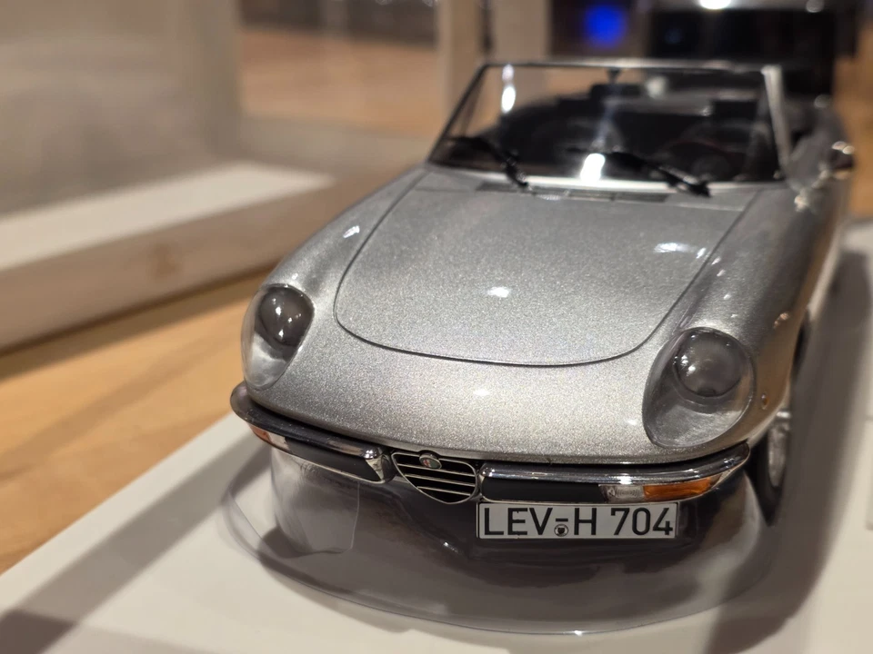 Norev ALFA Romeo 2000 Spider 1973 gris plateado metálico 1:18 187884 NUEVO en caja Foto 3 de 4