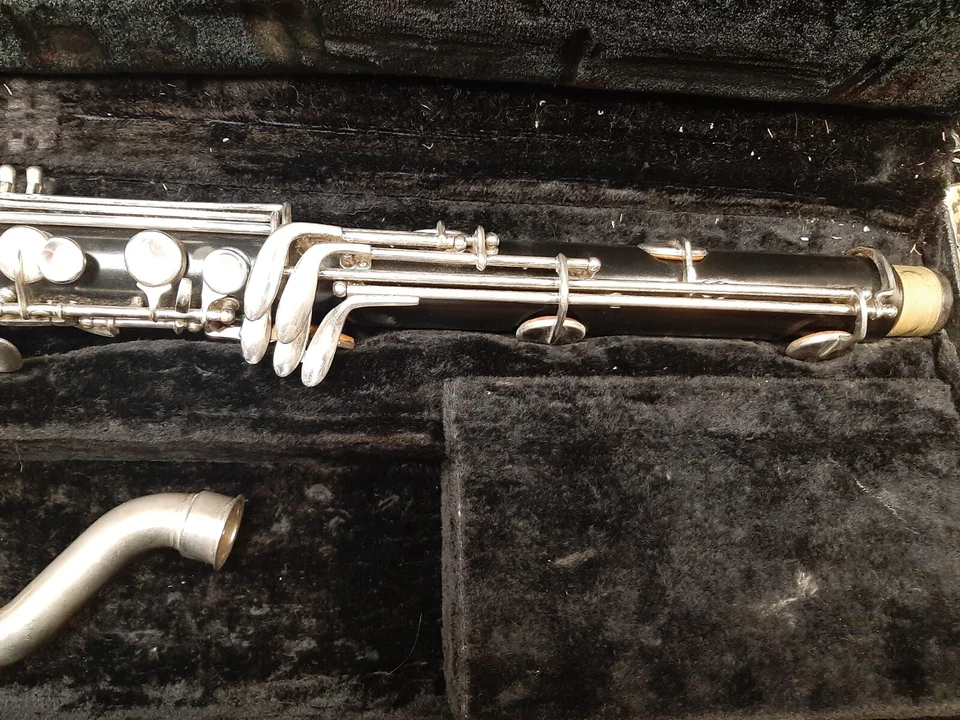 Clarinete bajo Selmer Bundy plástico listo para tocar completamente reacondicionado Foto 3 de 4