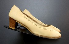 Women's Vintage Ferragamo Wheat Snuff Suede Perforated Classic Pump Sz 10B