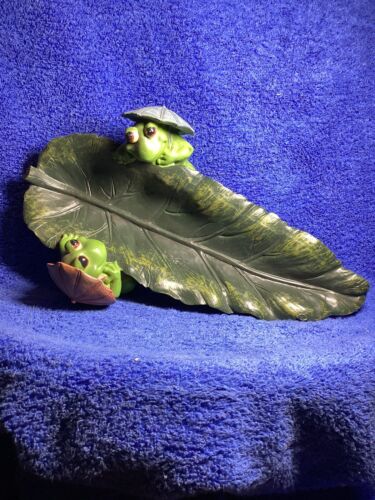 Frösche auf einer Lilly Pad mit Regenschirmen Kunst Dekor 12 Zoll lang 7 Zoll breit 4 hoch - Bild 2 von 8