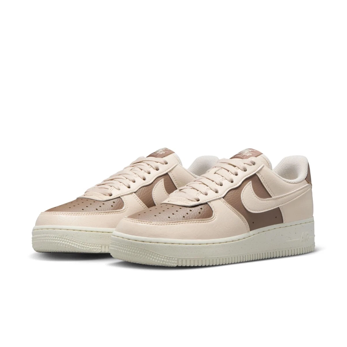 Preços baixos em Nike Air Force 1 '07 Next Nature Light Orewood
