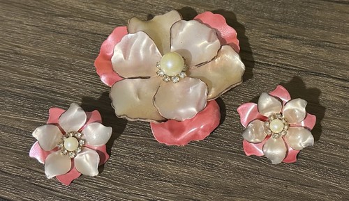 VINTAGE PINK WHITE IRIDESCENT BROOCH & EARRINGS DEMI PARURE SET SIGNED HOBE