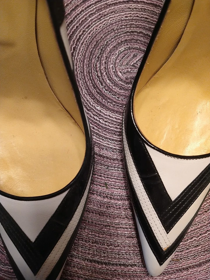 Zapatos de salón Versace Italia de cuero con punta en punta negros blancos Chevron 38,5 de colección Foto 3 de 4