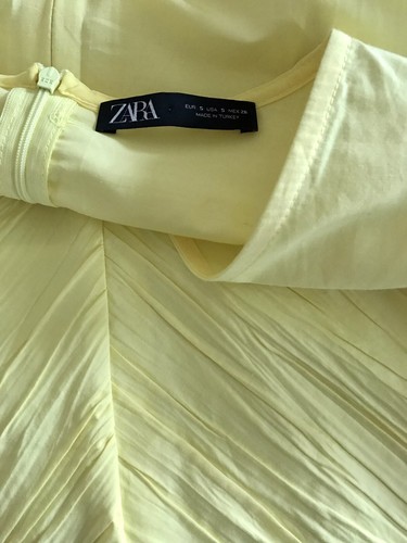 NUEVO CON ETIQUETAS ZARA Amarillo Arrugado Plisado Cuello en V Mini Vestido con Mangas Hinchadas Talla S EU 36 - Imagen 11 de 12