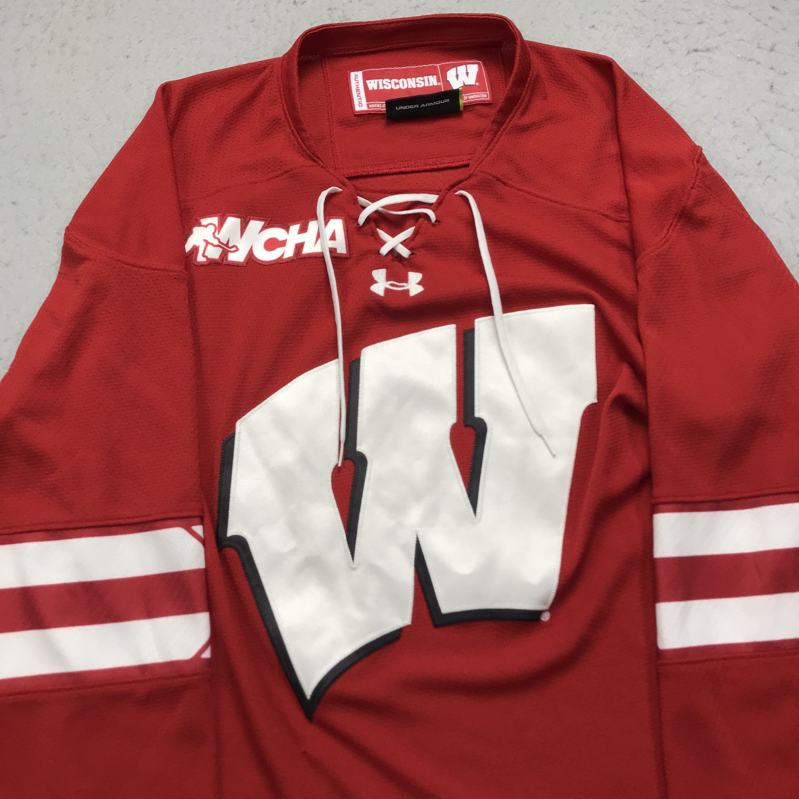 Wisconsin Badgers Jersey Mens Medium Red Under Armour Ice Hockey WCHA NCAA Logo