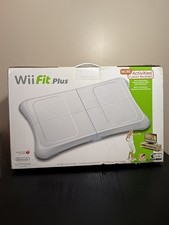 Pacchetto Nintendo Wii Fit Plus con Balance Board più attività 