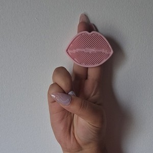 Pink Silicone Lip-Shaped Makeup Brush Cleaning Pad with Finger Strap