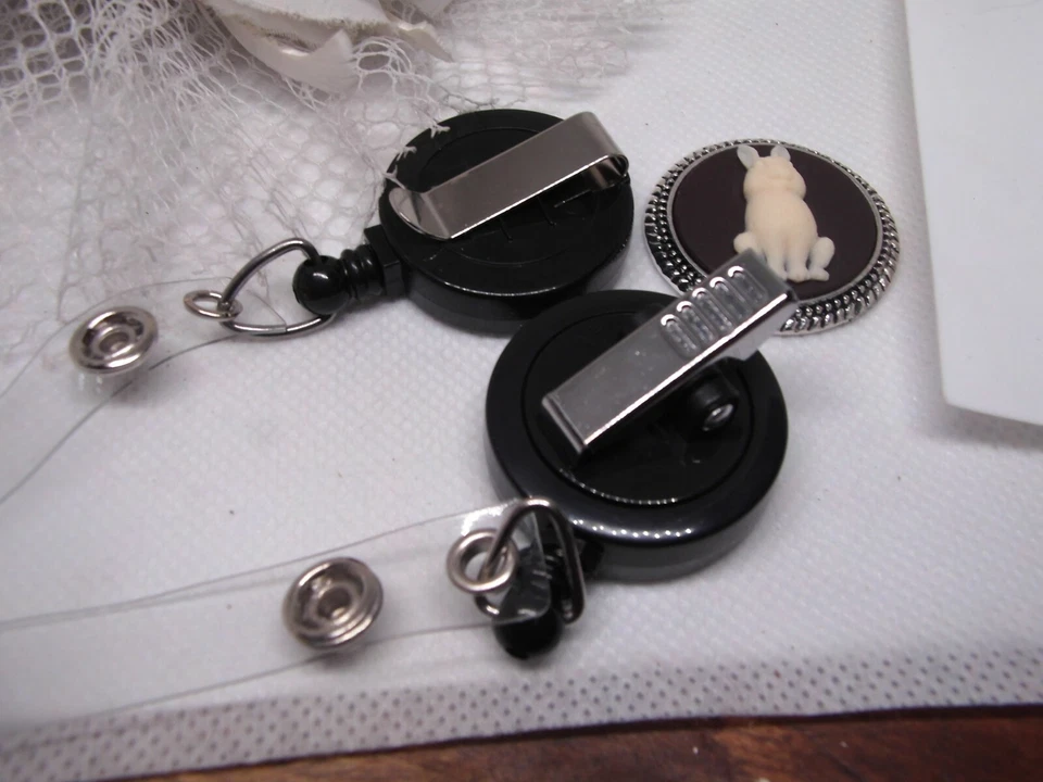 Carrete retráctil porta etiquetas insignia identificación camafeo rockabilly gótico rosa negro púrpura Foto 4 de 4