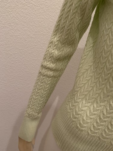 SALE Women's Mint Green V-Neck Knit Long Sleeve Sweater, Size M, Pre-Owned - Picture 3 of 5